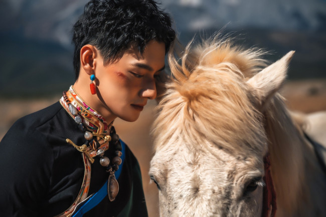Обои картинки фото мужчины, wang zhuocheng, актер, лошадь, наряд