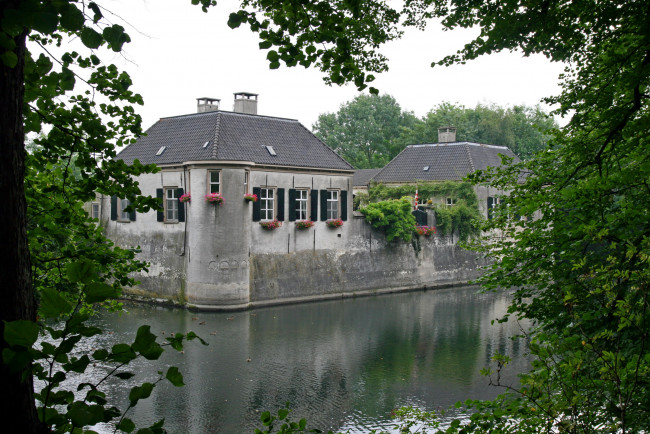 Обои картинки фото castle, oijen, holland, города, дворцы, замки, крепости, цветы, вода