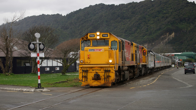 Обои картинки фото kiwirail locomotive dft 7132 and tranzalpine, техника, поезда, состав, локомотив, дорога, рельсы, железная