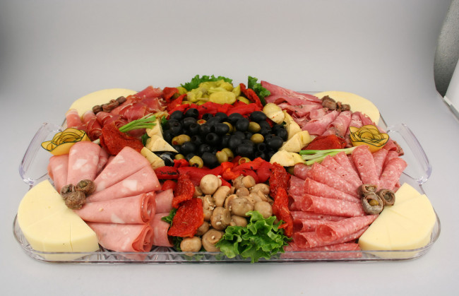 Обои картинки фото еда, разное, поднос, колбаса, ветчина, сыр, маслины, грибы