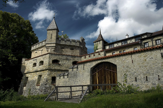 Обои картинки фото lichtenstein castle, города, - дворцы,  замки,  крепости, бастион, стена, лужайка, лес