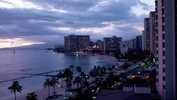 Картинка города -+улицы +площади +набережные побережье вечер дома курорт море огни здания пальмы отели