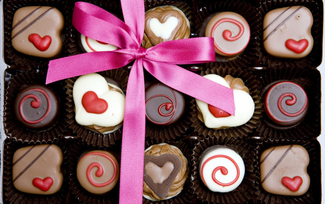 Обои картинки фото еда, конфеты,  шоколад,  сладости, ассорти, бант, лента, розовый