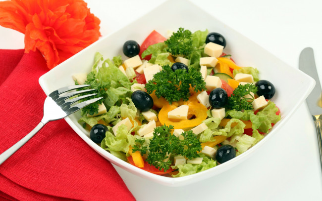 Обои картинки фото еда, салаты,  закуски, маслины, салат, перец, петрушка, сыр