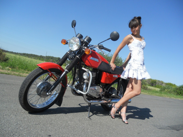 Обои картинки фото jawa 350, мотоциклы, мото с девушкой, мотоцикл, ява, jawa, 350, девушка, поза, дорога