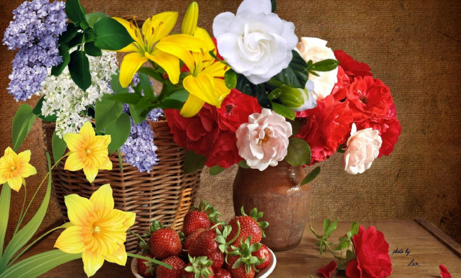 Обои картинки фото еда, клубника,  земляника, корзина, букет, розы, лилии