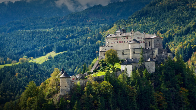 Обои картинки фото хоэнверфен,  австрия, города, - дворцы,  замки,  крепости, природа, пейзаж, деревья, лес, туман, облака, замок, австрия, архитектура, зальцбург, hohenwerfen, castle, austria, salzburg