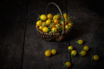 Картинка еда помидоры темный фон доски желтые маленькие натюрморт россыпь корзинка томаты черри корзиночка помидорки