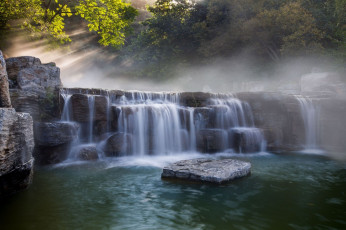 Картинка природа водопады лучи свет ветки туман камни скалы берег водопад