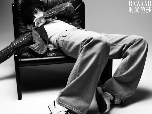 Обои картинки фото мужчины, wang yi bo, актер, куртка, джинсы, кресло