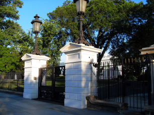 обоя white, house, front, gate, разное, элементы, архитектуры, ворота