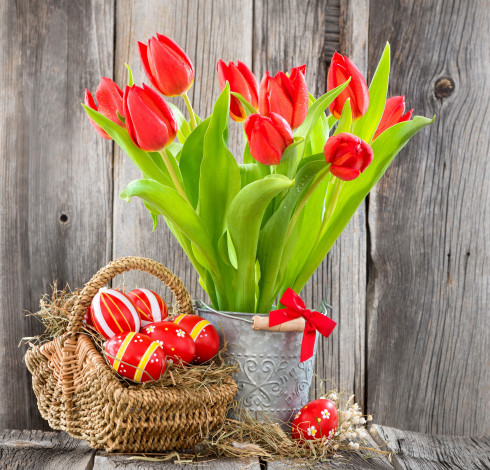 Обои картинки фото праздничные, пасха, яйца, red, basket, tulips, easter, eggs, flowers, тюльпаны