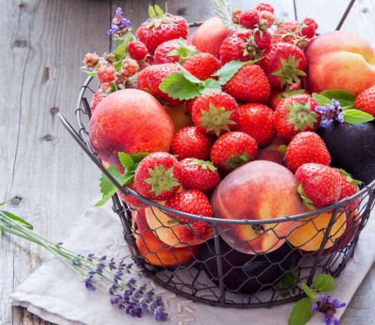 Обои картинки фото еда, фрукты,  ягоды, персики, клубника, красота, корзинка, сливы, малина