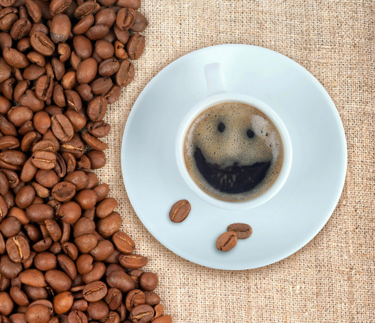 Обои картинки фото еда, кофе,  кофейные зёрна, чашка, зерна, блюдце