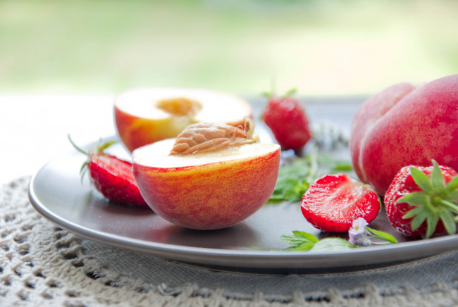 Обои картинки фото еда, фрукты,  ягоды, клубника, персики