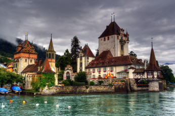 обоя castillo de oberhofen швейцария, города, замки швейцарии, пейзаж, побережье, река, замок