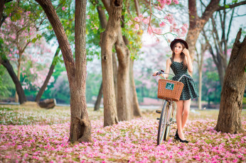 Картинка девушки -unsort+ азиатки pink garden велосипед весна цветение девушка