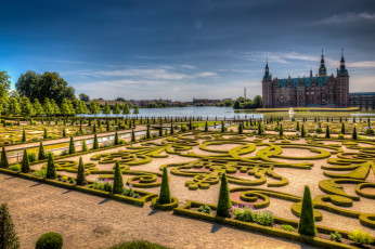 Картинка frederiksborg+castle+and+garden +hiller& 248 +denmark города замки+дании замок река парк