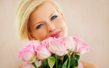 обоя девушки, -unsort , лица,  портреты, модель, блондинка, лицо, улыбка, розы, цветы, букет