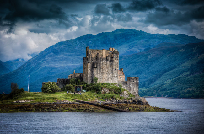 Обои картинки фото eilean donan castle, города, замок эйлен-донан , шотландия, озеро, замок, горы