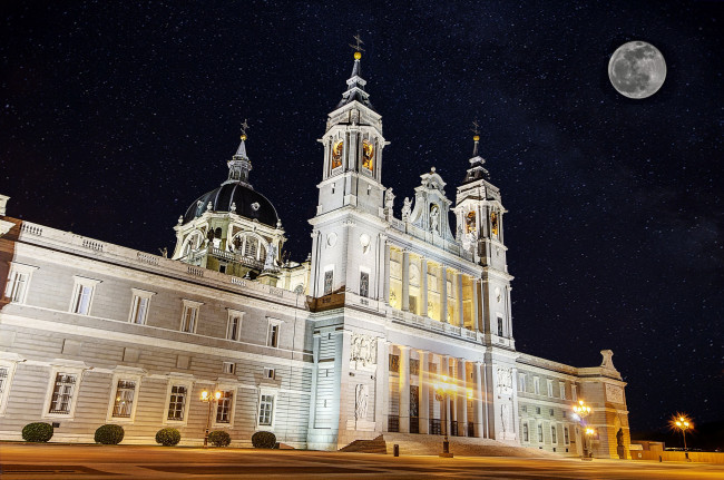Обои картинки фото catedral de la almudena,  madrid, города, мадрид , испания, собор, луна, звезды, ночь