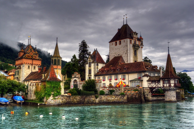 Обои картинки фото castillo de oberhofen швейцария, города, замки швейцарии, пейзаж, побережье, река, замок