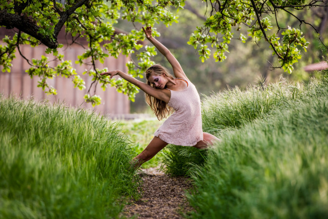 Обои картинки фото девушки, -unsort , блондинки, дорожка, трава, лето, танец, девушка, деревья