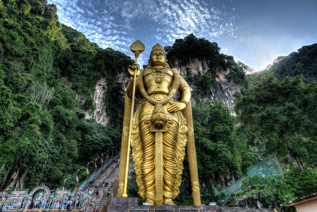 Обои картинки фото lord murugan batu caves, города, - исторические,  архитектурные памятники, религия, статуя, лестница, гора