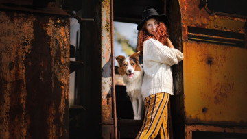 Картинка девушки -+рыжеволосые+и+разноцветные шляпа рыжие локоны собака