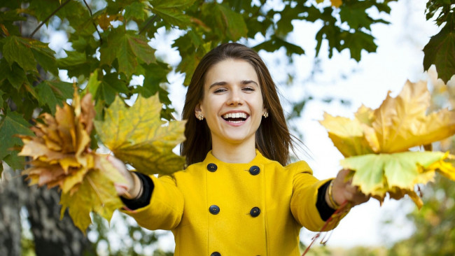 Обои картинки фото девушки, - брюнетки,  шатенки, шатенка, улыбка, листья, осень