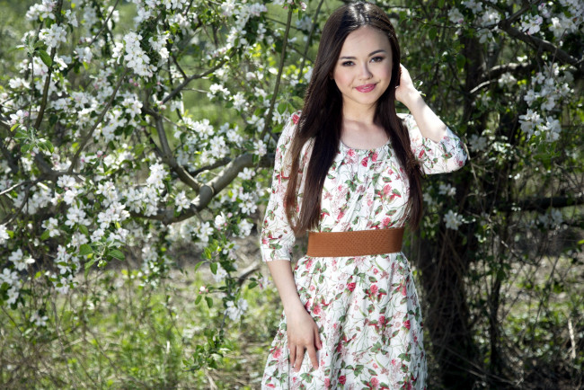 Обои картинки фото девушки, li moon, платье, весна, цветущий, сад