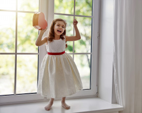 Картинка разное дети девочка платье коробка окно