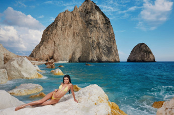 Картинка девушки stefany+kyler море скалы бикини