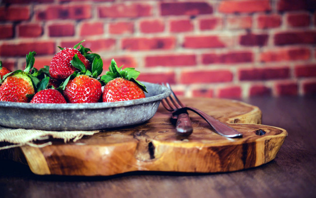 Обои картинки фото еда, клубника,  земляника, ягоды, спелая
