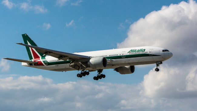 Обои картинки фото airliner boeing 777 of alitalia, авиация, пассажирские самолёты, самолет, полет, небо, облака