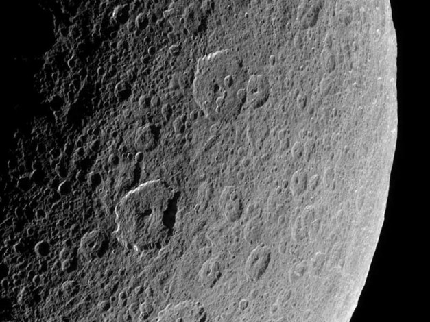 Обои картинки фото древние, кратеры, на, спутнике, сатурна, рее, космос, спутники