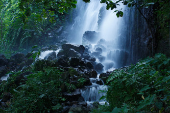 Картинка природа водопады водопад камни лес