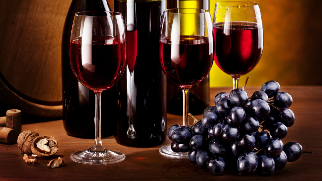 Обои картинки фото еда, напитки, вино, бокалы, виноград