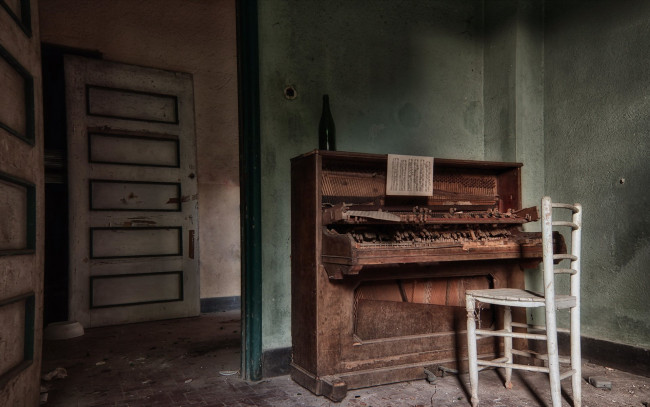 Обои картинки фото музыка, -музыкальные инструменты, пианино, бутылка, стул, комната