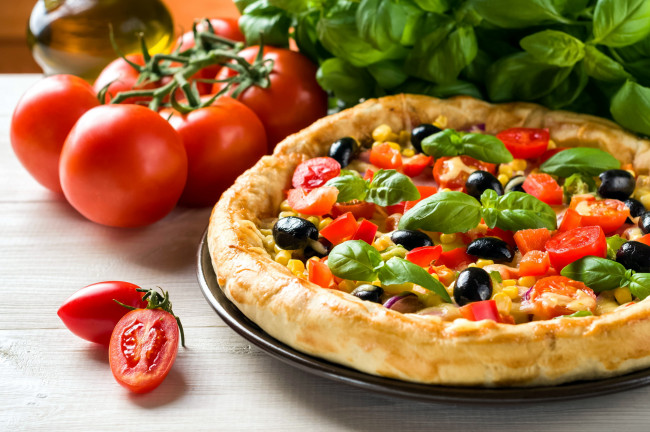 Обои картинки фото еда, пицца, базилик, маслины, помидоры, томаты