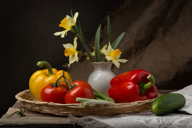 Обои картинки фото еда, овощи, натюрморт, цветы, огурцы, помидоры, томаты, перец