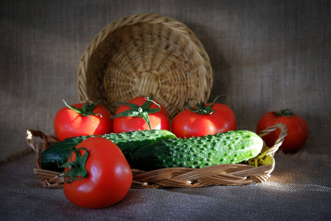 Обои картинки фото еда, овощи, томаты, помидоры, огурцы, натюрморт