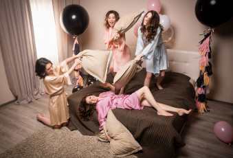 Картинка девушки -unsort+ группа+девушек диван веселье подушки подруги шары