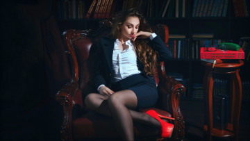 Картинка девушки -unsort+ брюнетки темноволосые темный фон кресло костюм анастасия андрийчук
