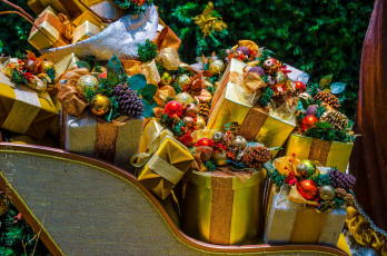 обоя праздничные, подарки и коробочки, сани, подарки, новогодние, много