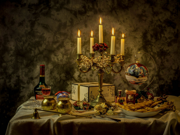 Обои картинки фото праздничные, сервировка, свечи, торт, колокольчик, сдоба, шар
