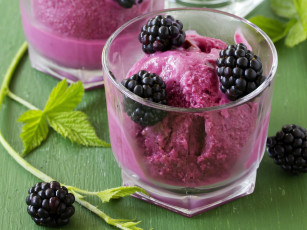 Картинка еда мороженое +десерты стакан ягоды ежевика