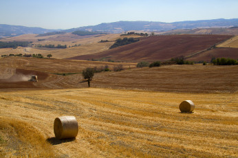 Картинка природа поля италия тоскана осень уборка рулоны