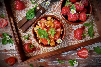 Картинка еда клубника +земляника салат ягодный орешки листья цветы