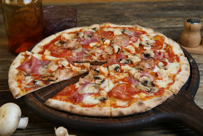 Обои картинки фото еда, пицца, сыр, начинка, томат